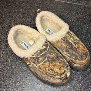 Magellan Outdoors Brown Camo Slip-On Sherpa Slippers